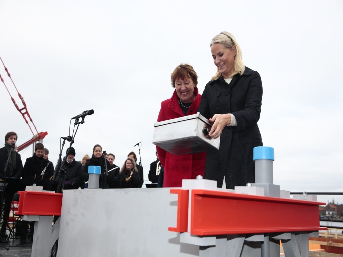 Crown Princess Mette-Marit laid the cornerstone for the new museum on 14 October 2016. Standing together with the Crown Princess is Marianne Borgen, Mayor of Oslo. Photo: Håkon Mosvold Larsen, NTB